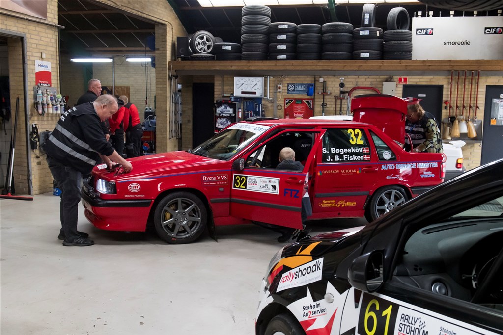 Det meste af fredagen gik med forberedelserne som her hos Stoholm au2service, hvor rallybilerne gennemgik en teknisk kontrol inden løbsstarten.
(Foto: Jokum Tord Larsen)
